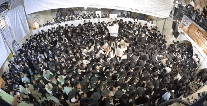 Danse habeas de Lag Baomer dans la cours de Meron